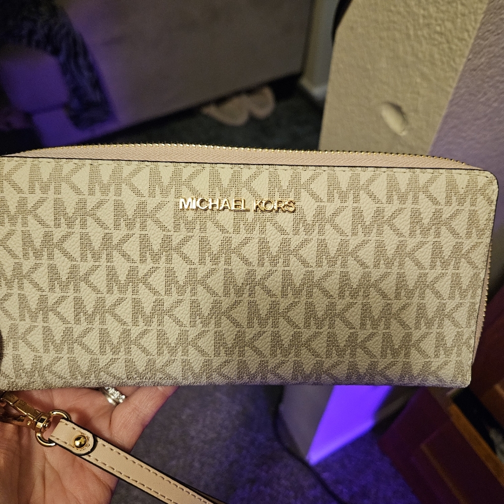 Michael Kors wristlet brand new - no tags but excellent condition never used